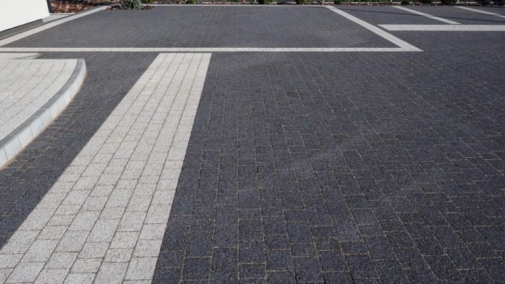 Układanie kostki brukowej, montaż ogrodzeń