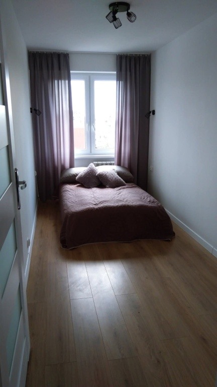 Na sprzedaż mieszkanie o powierzchni 48 m², na ulicy Goworowskiej znajdujące się w centrum miasta, dzięki czemu wszędzie jest blisko - w pobliżu znajdują się sklepy, szkoły, przedszkola oraz inne potrzebne punkty usługowe. Mieszkanie znajduje się na 6 pię