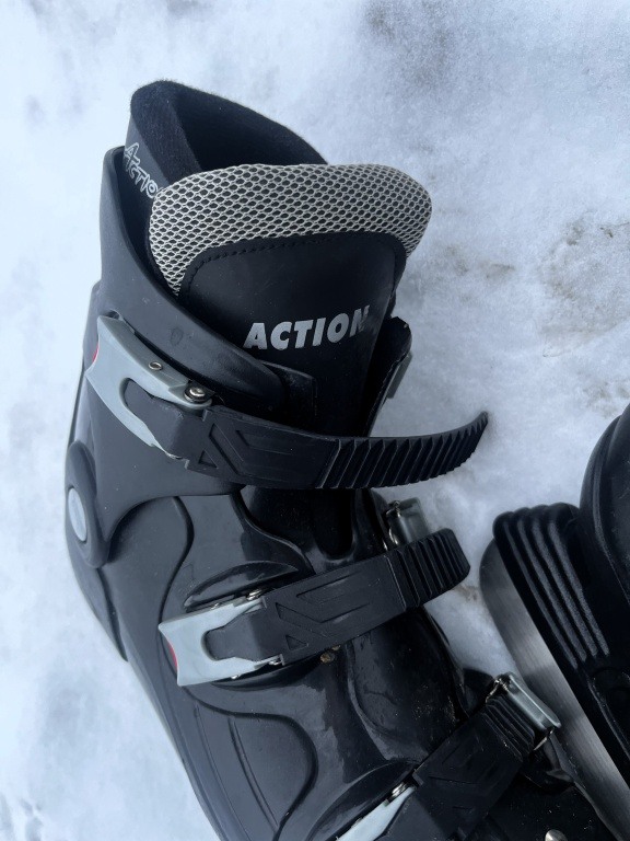 Łyżwy rekreacyjno-hokejowy marki Action. Rozmiar:43