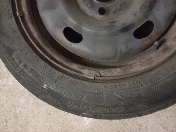 Felgi stalowe 4x100 14" Renault z oponami letnimi