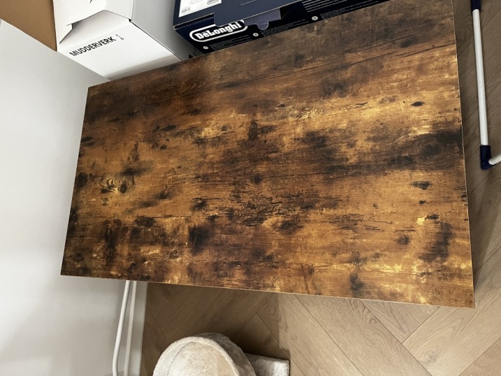 Piękny stolik w stylu loftowym