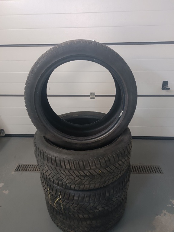 Opony zimowe 225/45  "18
