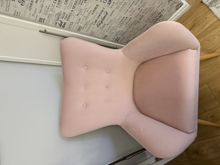 Sprzedam fotel w kolorze pudrowego różu