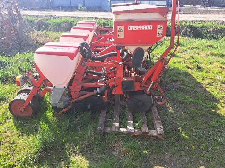 rozsiewacz amazone 2500kg/ i siewnik do kukurydzy talerzowy