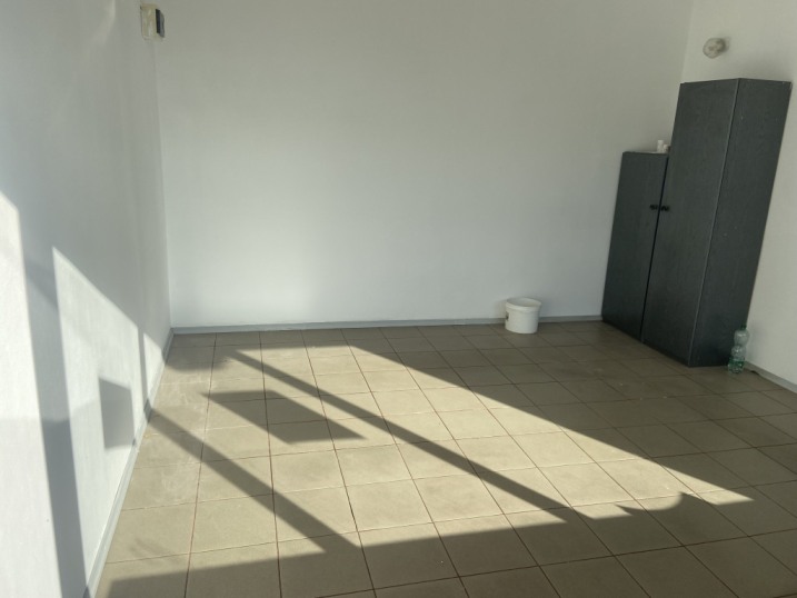 Wynajmę lokal za 1500 przy Hallera