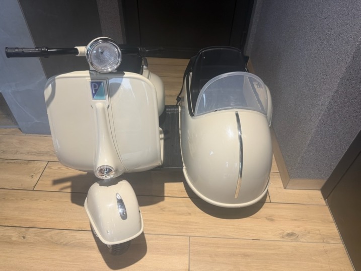 Sprzedam duży elektryczny skuter dla dzieci Vespa z wózkiem bocznym sidecar - super stan, cena 699 do negocjacji . 789 116 581