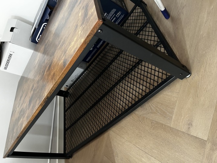 Piękny stolik w stylu loftowym