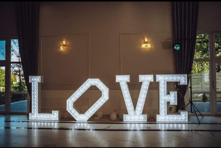 Napis LOVE na wesela i inne przyjęcia