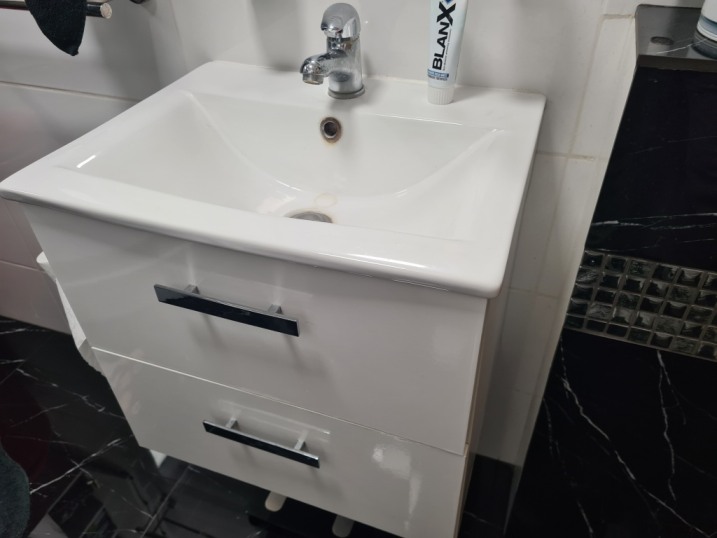 Szafka łazienkowa biała 50cm z umywalką i wyposażeniem