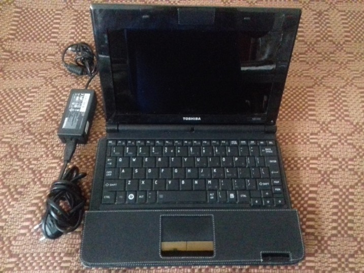 Laptop 10 cali Toshiba NB500