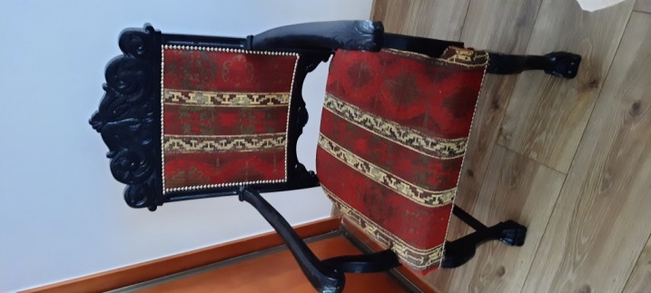 Stylowy fotel vintage / antyczny – rzeźbione drewno, klasyczna tapicerka