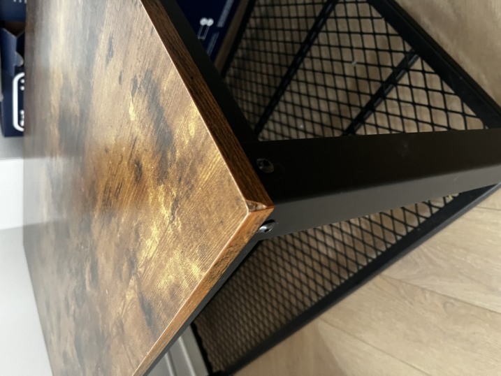 Piękny stolik w stylu loftowym