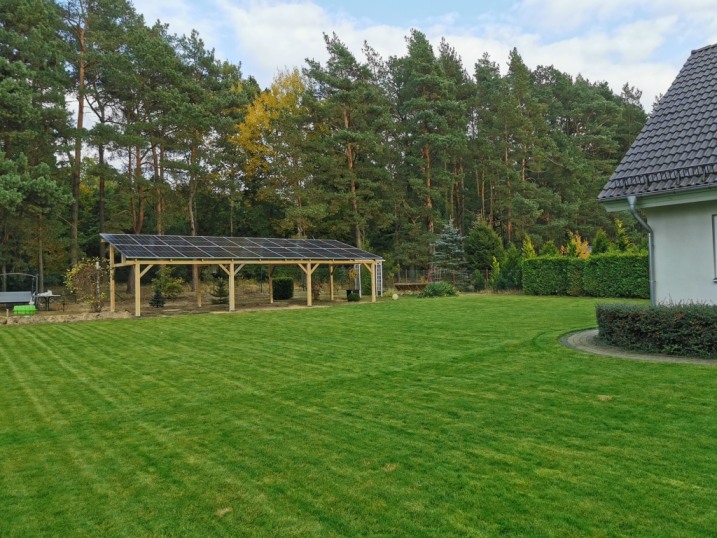 Wiata fotowoltaiczna z magazynem energii – drewno KVH