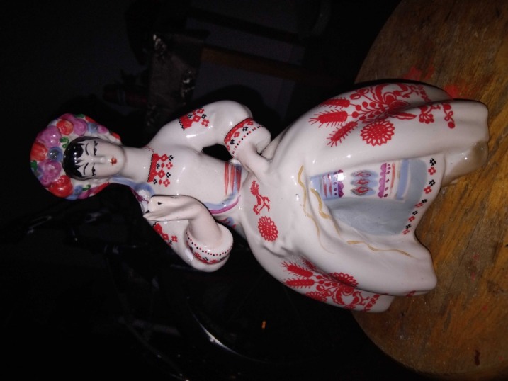 Sprzedam figurkę z porcelany "Kobieta haftująca Wołyń Połonne"