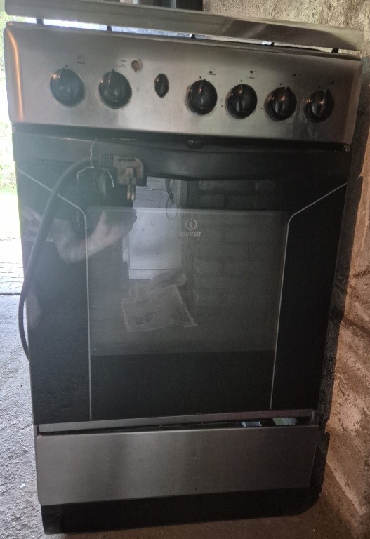 Sprzedam tanio używaną kuchnię gazową Indesit