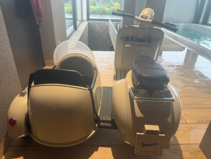 Sprzedam duży elektryczny skuter dla dzieci Vespa z wózkiem bocznym sidecar - super stan, cena 699 do negocjacji . 789 116 581
