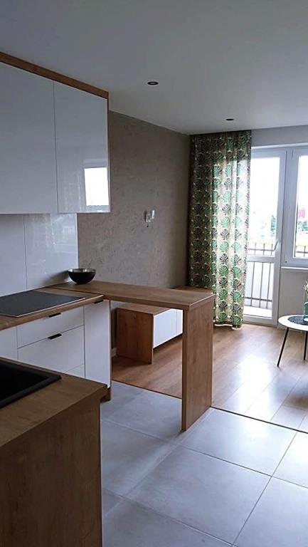 Na sprzedaż mieszkanie o powierzchni 48 m², na ulicy Goworowskiej znajdujące się w centrum miasta, dzięki czemu wszędzie jest blisko - w pobliżu znajdują się sklepy, szkoły, przedszkola oraz inne potrzebne punkty usługowe. Mieszkanie znajduje się na 6 pię