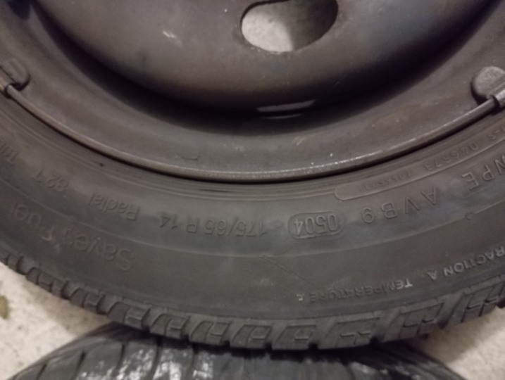 Felgi stalowe 4x100 14" Renault z oponami letnimi