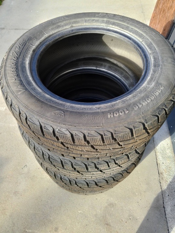 Opony zimowe do SUV 235/60 R16