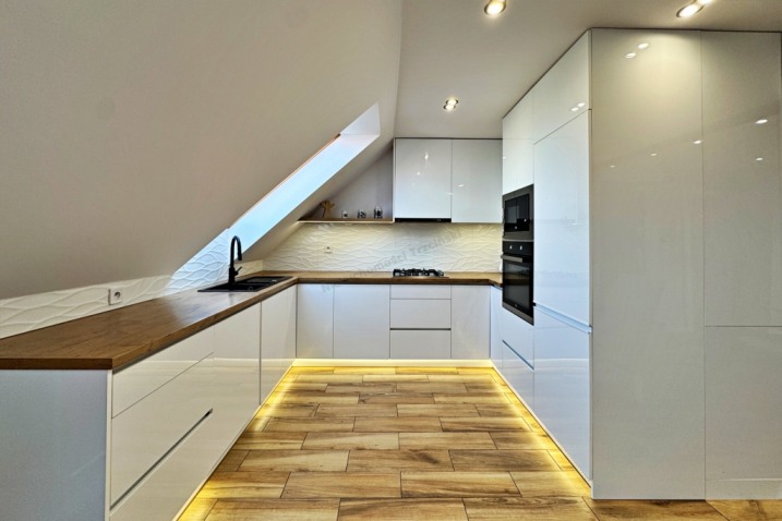 4-pokojowe, dwupoziomowe mieszkanie | V piętro | centrum