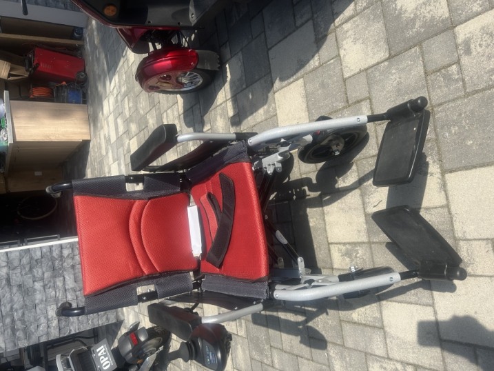wózek elektryczny dla osoby niepełnosprawnej