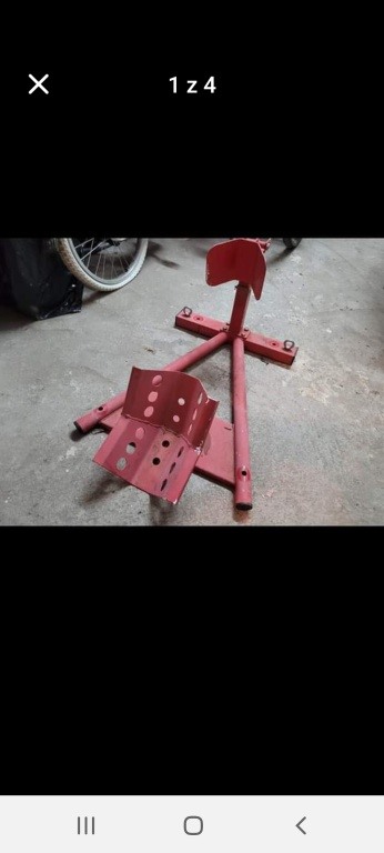 Stojak z najazdem na motor