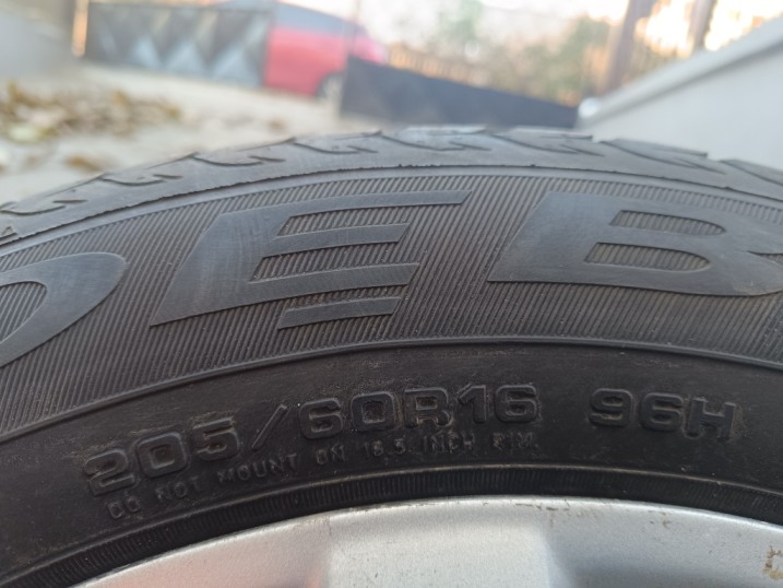 4 szt.  Opony zimowe  + felgi aluminiowe oryginalne Toyoty 205 / 60 R16