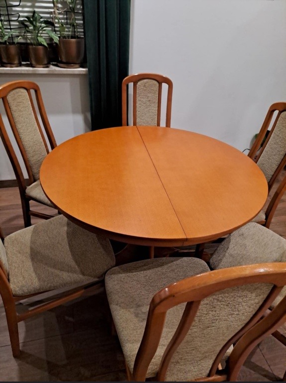 stół rozkładany z krzesłami