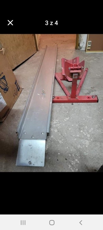 Stojak z najazdem na motor