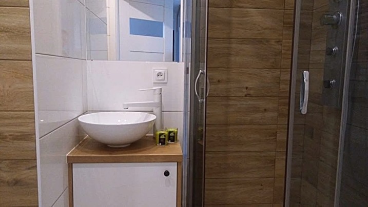 Na sprzedaż mieszkanie o powierzchni 48 m², na ulicy Goworowskiej znajdujące się w centrum miasta, dzięki czemu wszędzie jest blisko - w pobliżu znajdują się sklepy, szkoły, przedszkola oraz inne potrzebne punkty usługowe. Mieszkanie znajduje się na 6 pię