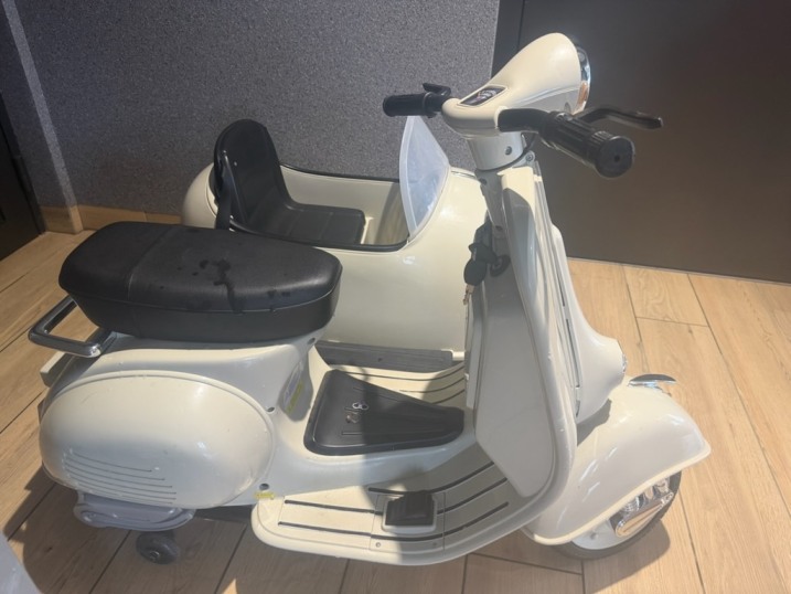 Sprzedam duży elektryczny skuter dla dzieci Vespa z wózkiem bocznym sidecar - super stan, cena 699 do negocjacji . 789 116 581