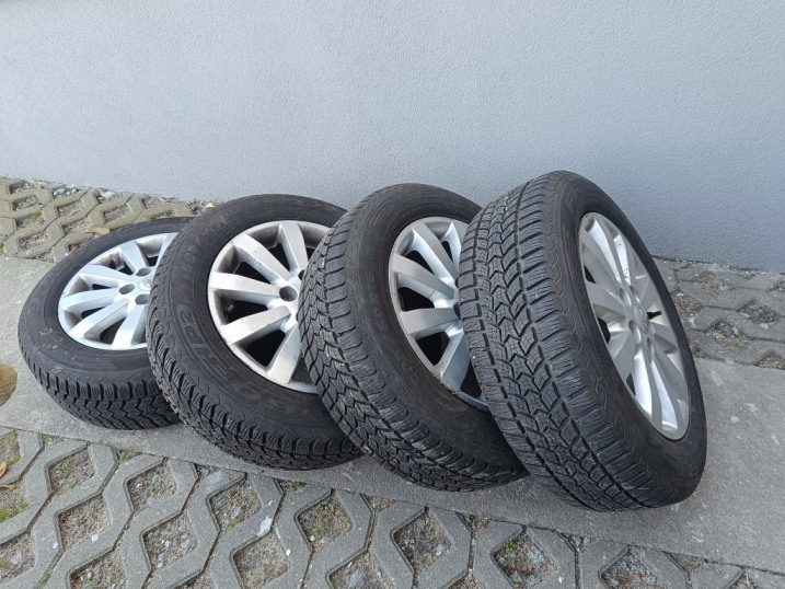 4 szt.  Opony zimowe  + felgi aluminiowe oryginalne Toyoty 205 / 60 R16