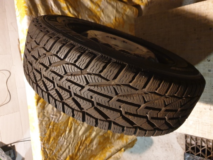 Sprzedam Kormoran SNOW 195/65R15 na felgach 6Jx15H2 ET47