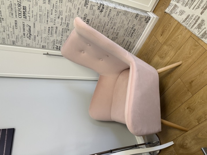 Sprzedam fotel w kolorze pudrowego różu