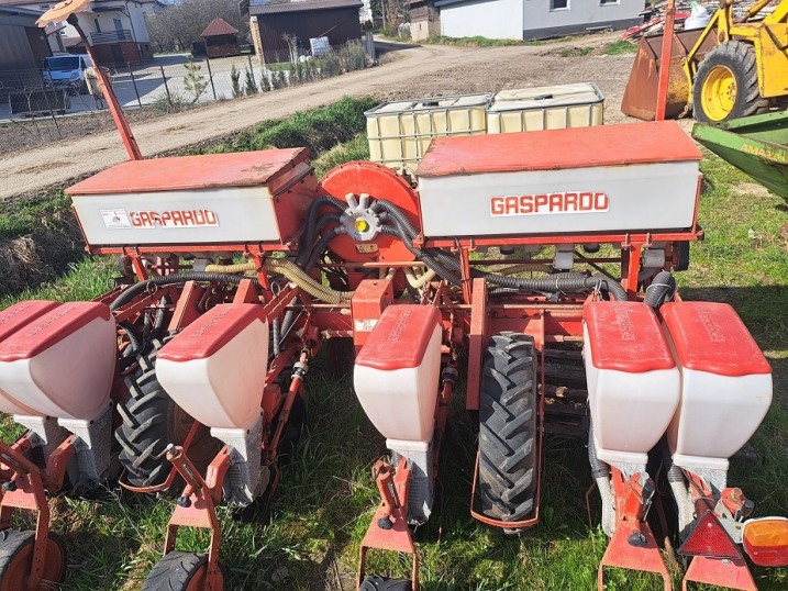 rozsiewacz amazone 2500kg/ i siewnik do kukurydzy talerzowy