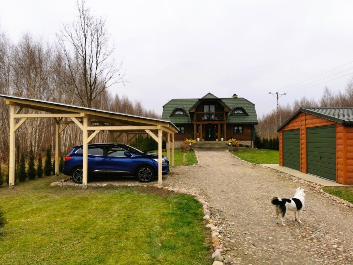 Wiata fotowoltaiczna z magazynem energii – drewno KVH