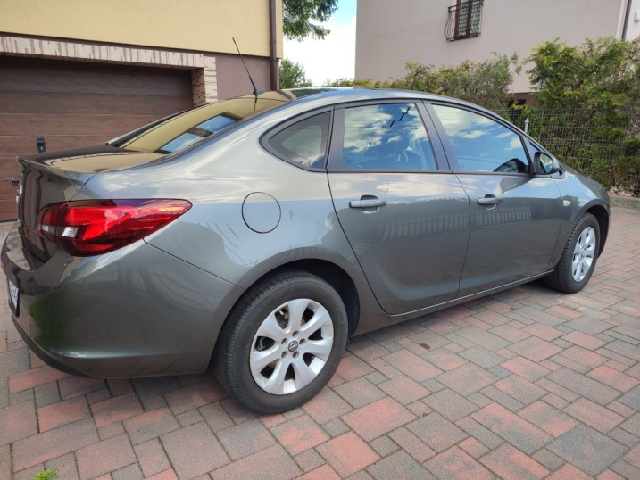 SPRZEDAM OPEL ASTRA J SEDAN 1,6 85KW/115KM 2018 R. PRZEBIEG 53775KM