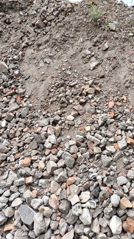 Gruzobeton - gruz betonowy kruszony.