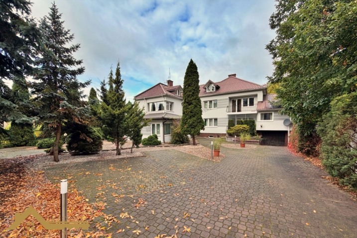 2 budynki w jednym kompleksie przy drodze krajowej