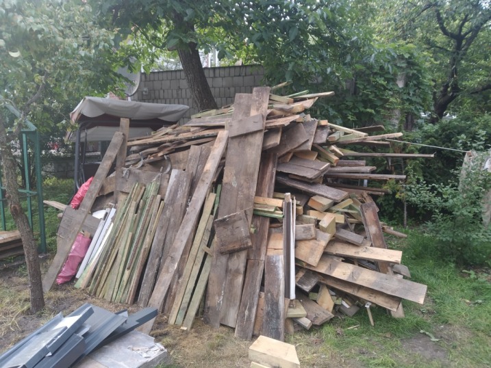 Sprzedam drewno z rozbiórki – suche deski i kantówki