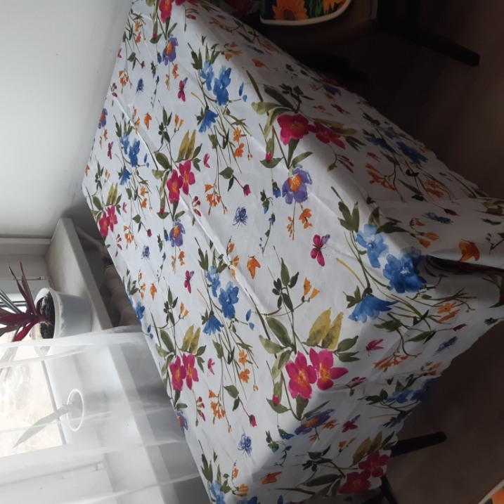 Obrus w kwiaty tanio