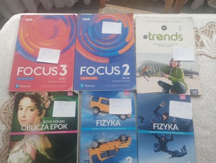 Podręczniki do szkoły średniej widoczne na zdjęciach