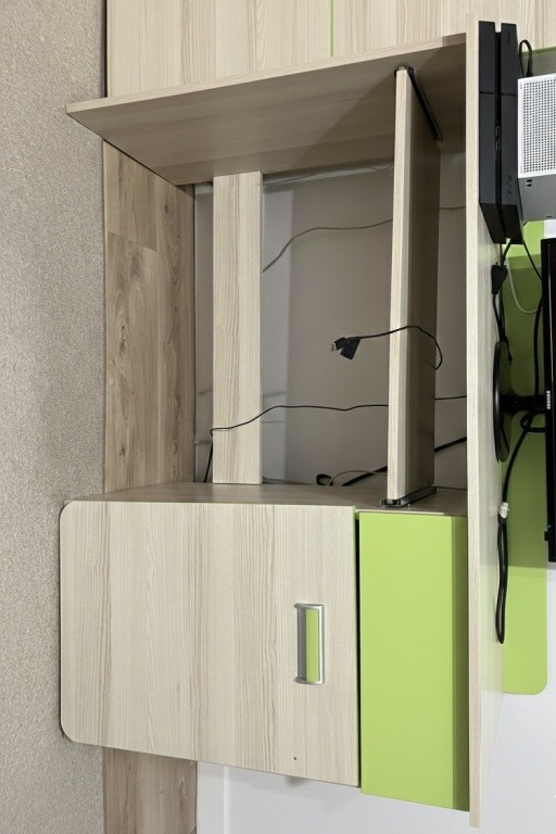 Sprzedam meble młodzieżowe.