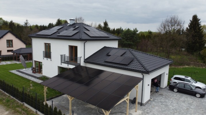Wiata z dachem z paneli fotowoltaicznych – 9,9 kWp + magazyn 10 kWh