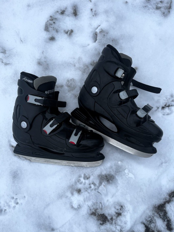 Łyżwy rekreacyjno-hokejowy marki Action. Rozmiar:43
