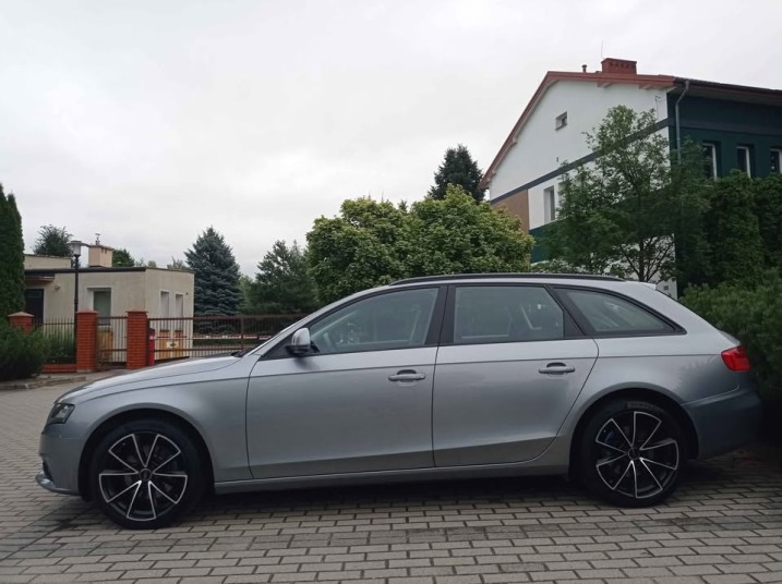 Auto Garażowane/ Bogate wyposażenie