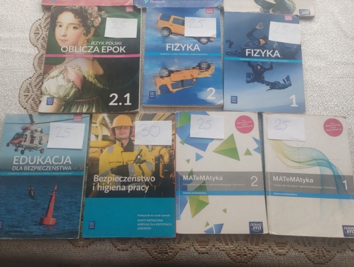 Podręczniki do szkoły średniej widoczne na zdjęciach