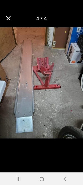 Stojak z najazdem na motor