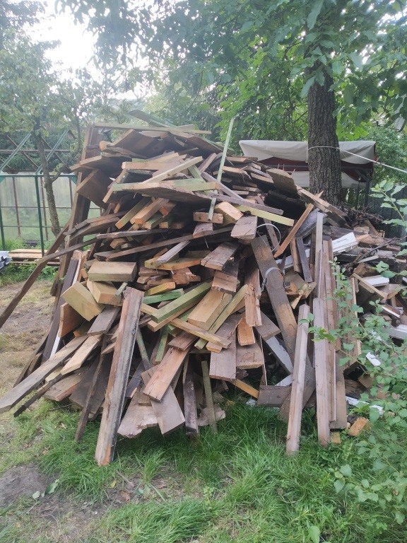 Sprzedam drewno z rozbiórki – suche deski i kantówki