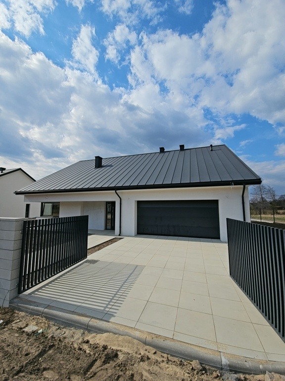 Nowoczesny dom 166 m² na dużej działce. Kameralna inwestycja